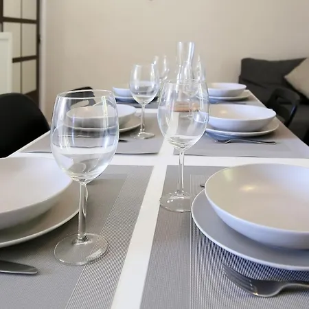 Bright Spacious 2br - Near Center