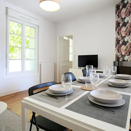 Bright Spacious 2br - Near Center Apartmán