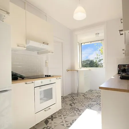 Bright Spacious 2br - Near Center Appartamento