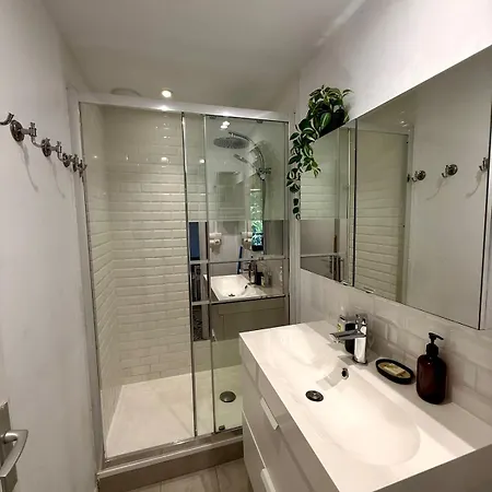 Bright Spacious 2br - Near Center *