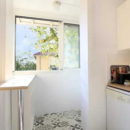 Bright Spacious 2br - Near Center